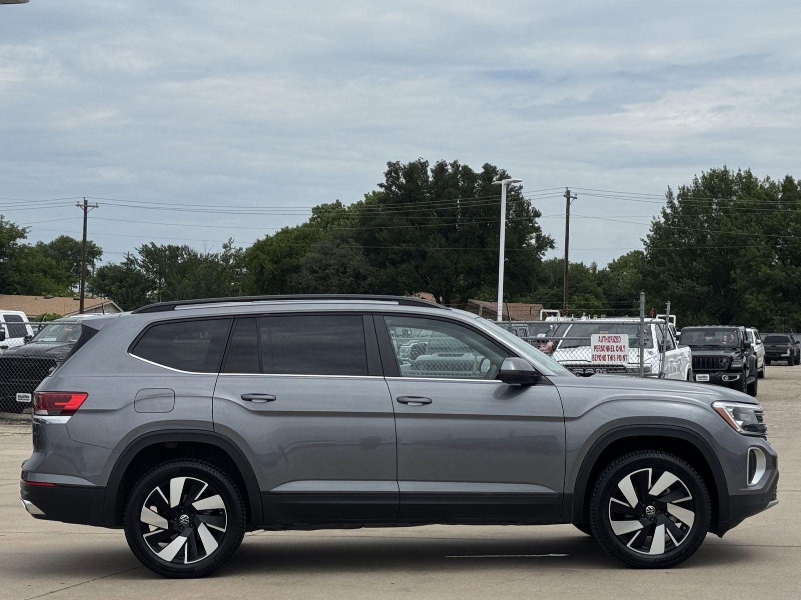 2024 Volkswagen Atlas 2.0T SE w/Technology