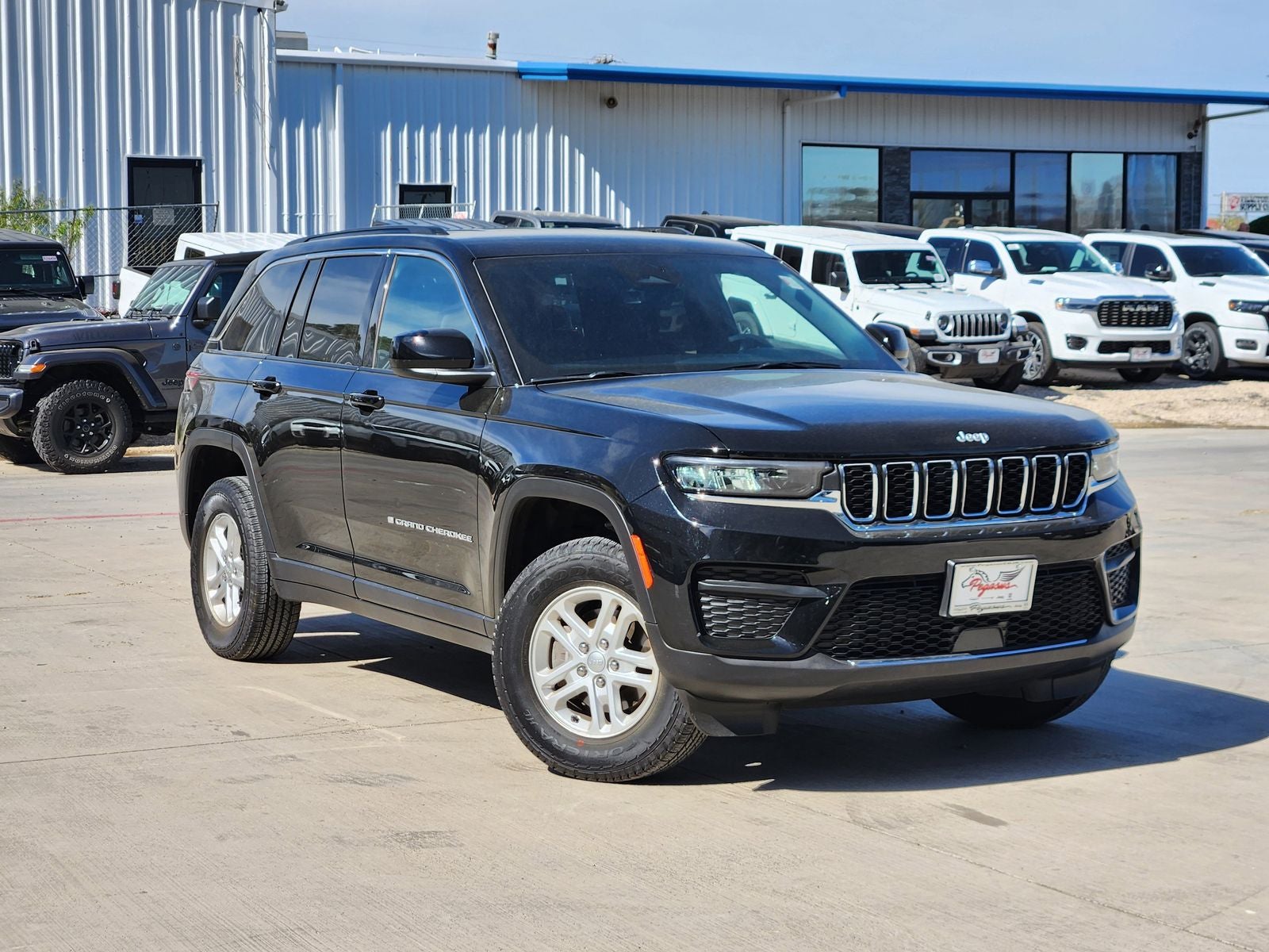 2025 Jeep Grand Cherokee Laredo 4x2