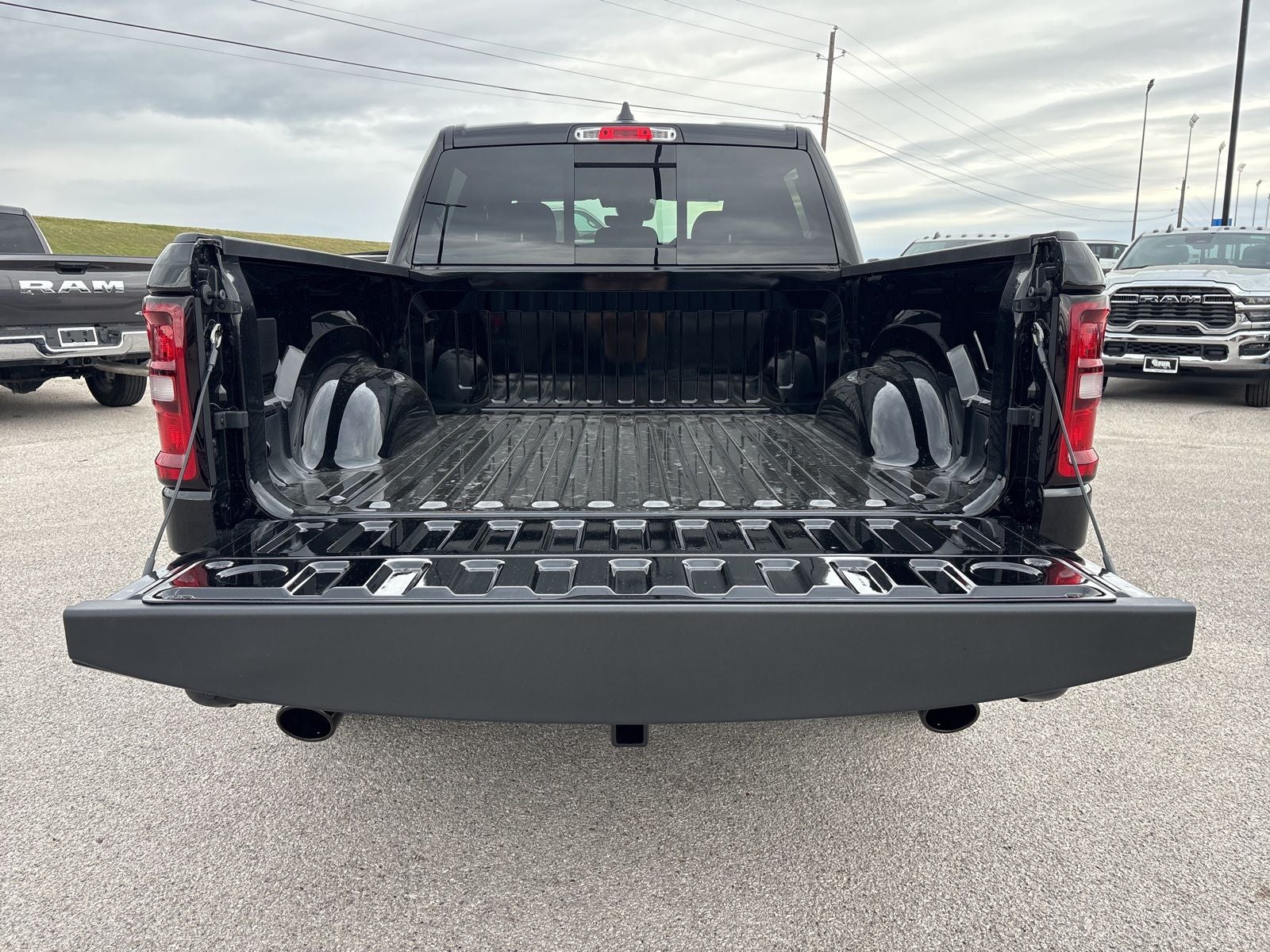 2026 RAM Ram 1500 Express Crew Cab 4x4 5'7' Box