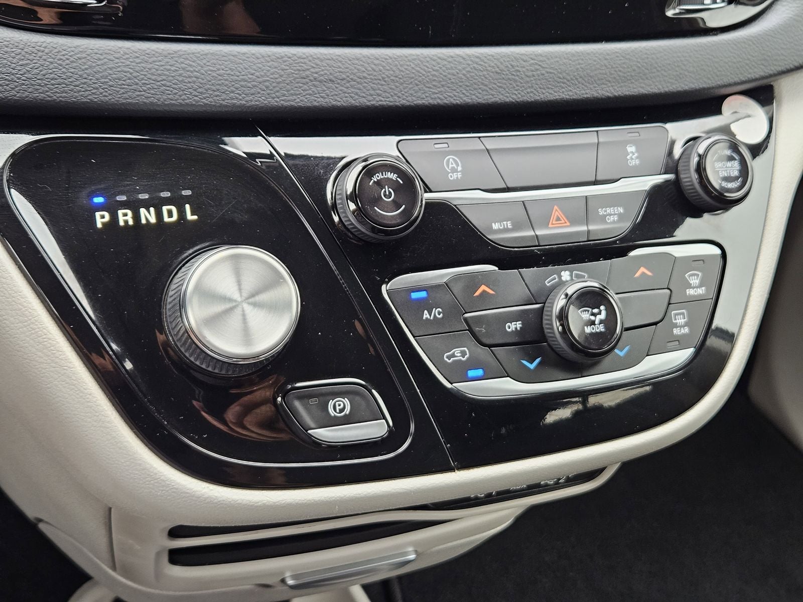 2022 Chrysler Voyager LX