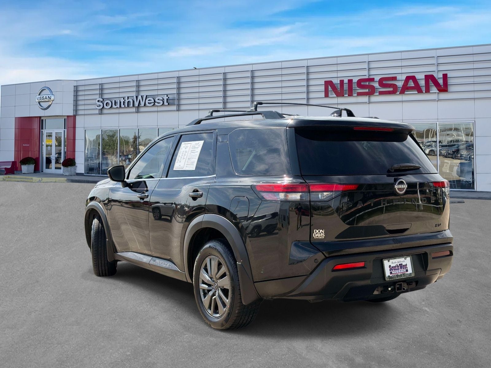2022 Nissan Pathfinder SV