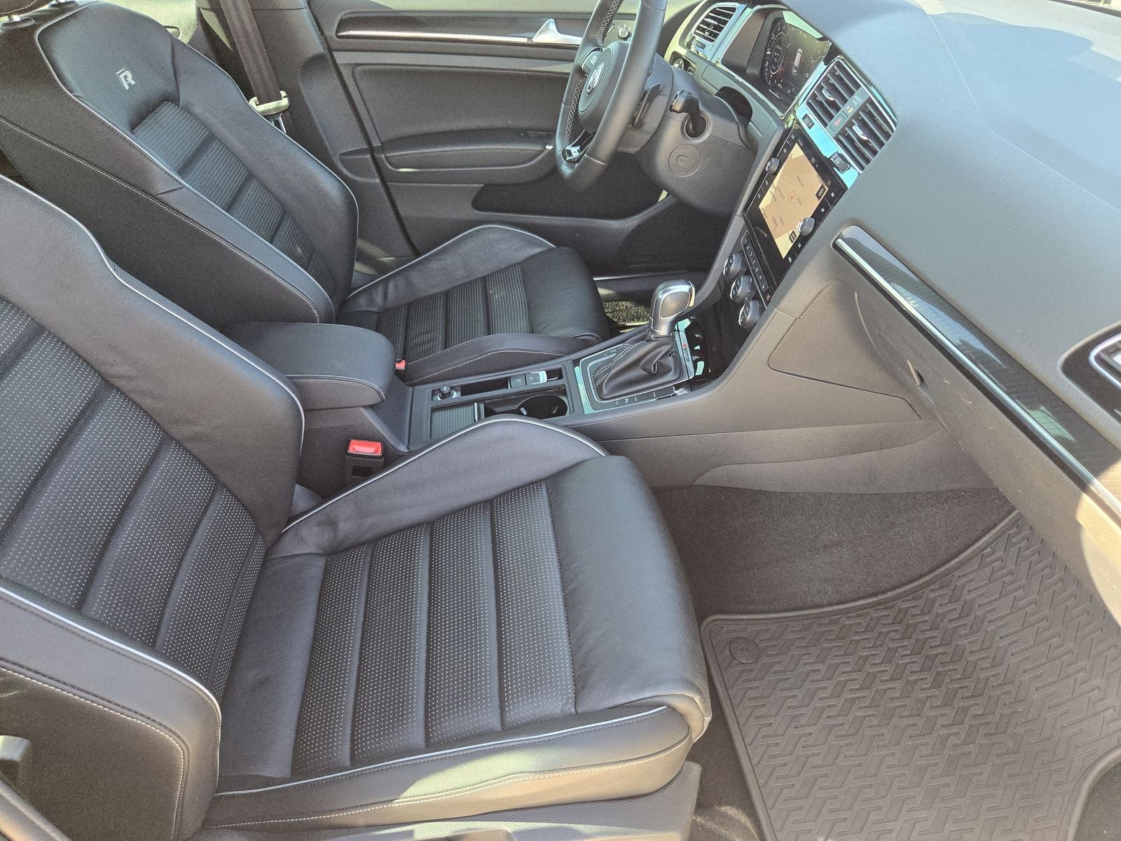 2019 Volkswagen Golf R DCC & Navigation 4Motion