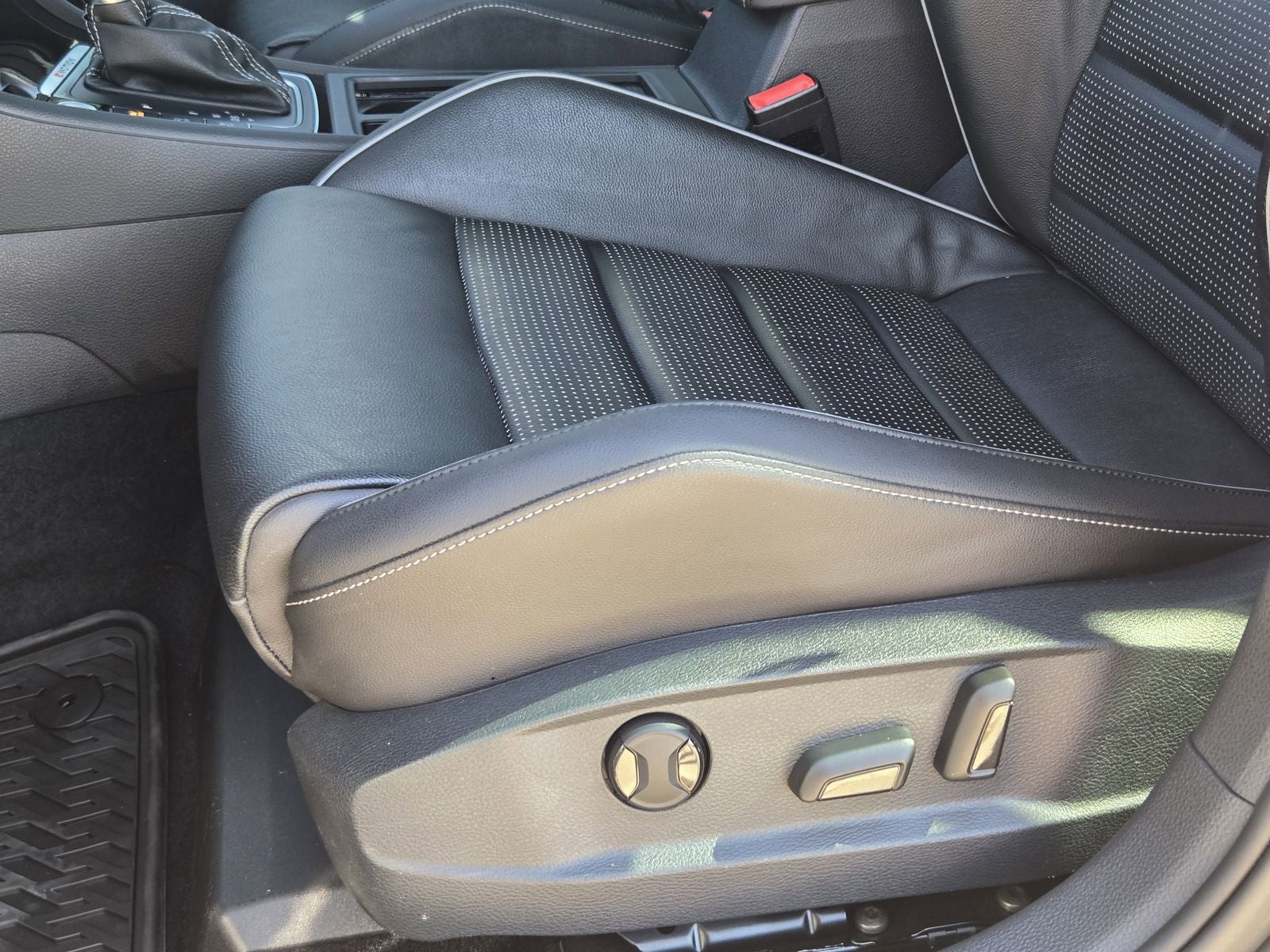 2019 Volkswagen Golf R DCC & Navigation 4Motion