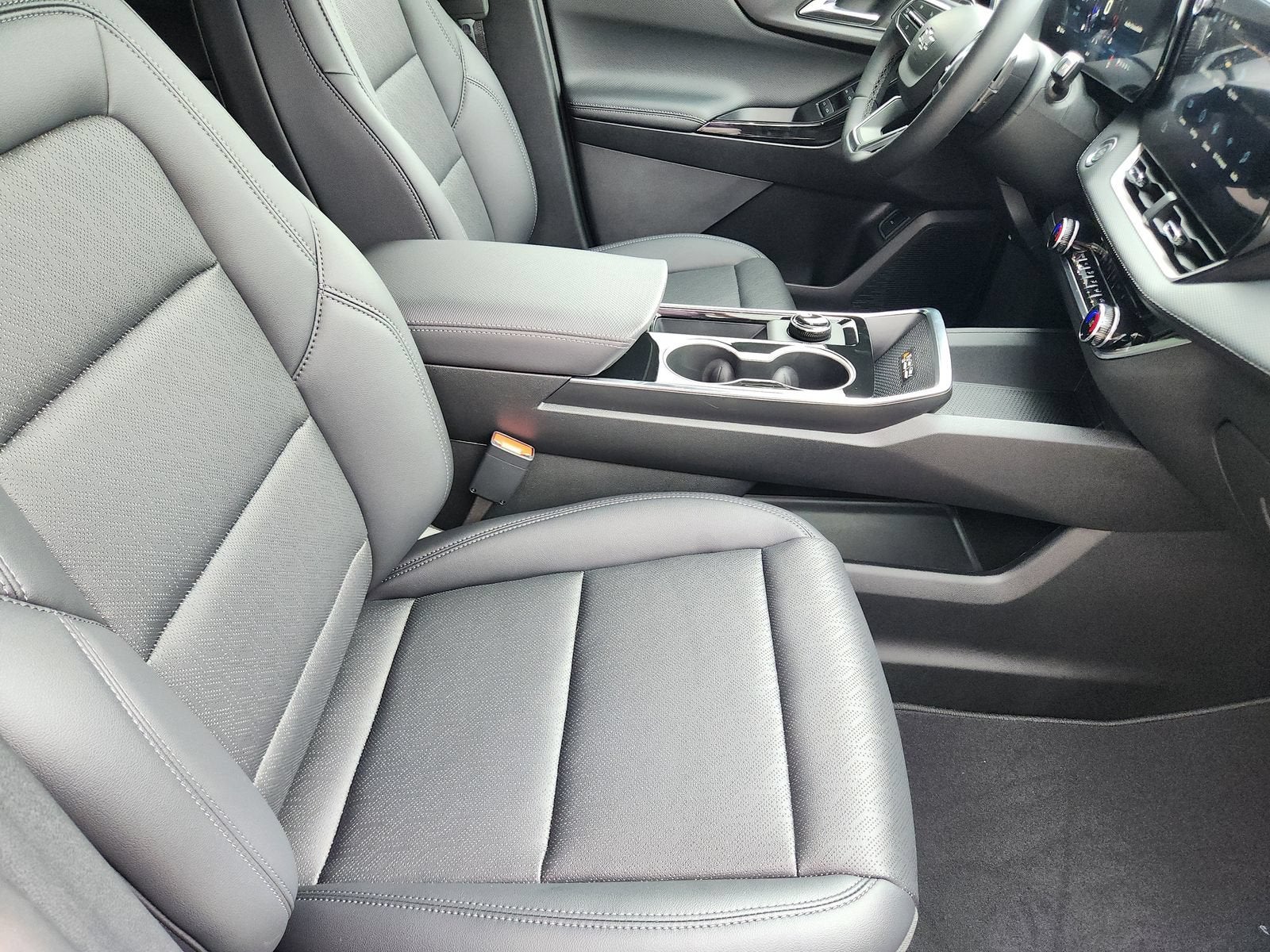 2027 Chevrolet Equinox LT - Photo 14