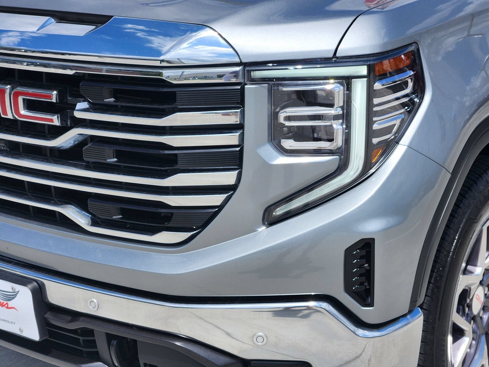 2025 GMC Sierra 1500 SLT - Photo 9